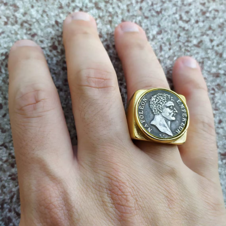 Bague Chevalière Ronde Napoléon Ier En Acier Doré - 20 Francs - Style Vintage Et élégant